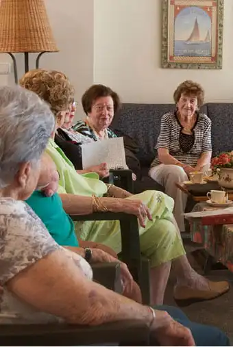 מפגש חברתי של דיירות אחוזת ראשונים