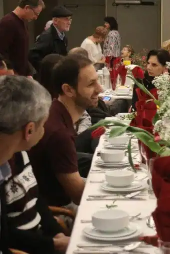 מפגש משפחות של דיירי אחוזת ראשונים בארוחה סביב שולחנות