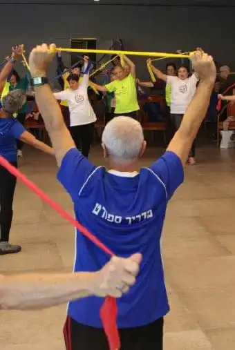 פעילות ספורט עם גומיות בקבוצה עם מדריך ספורט באחוזת ראשונים