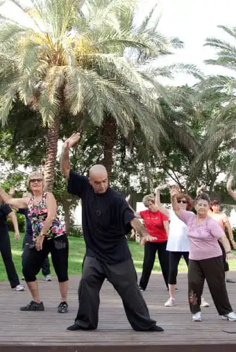 קבוצת נשים מתעמלת עם מדריך