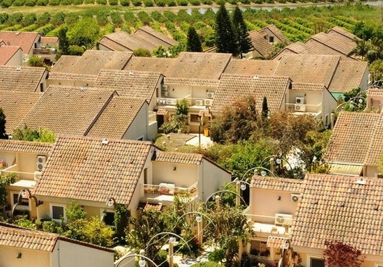 שכונת בתי קרקע עם גגות רעפים