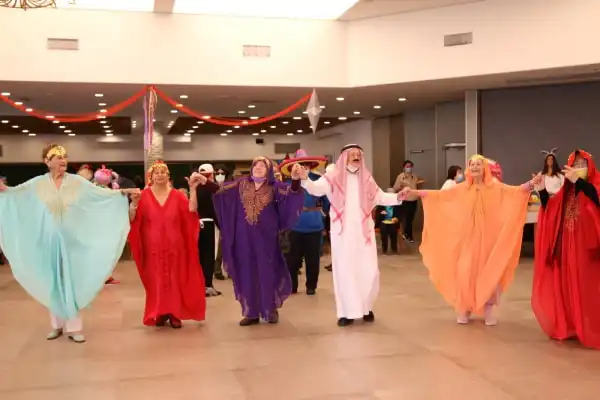 מגוון צבעים ותחפושות באחוזת ראשונים