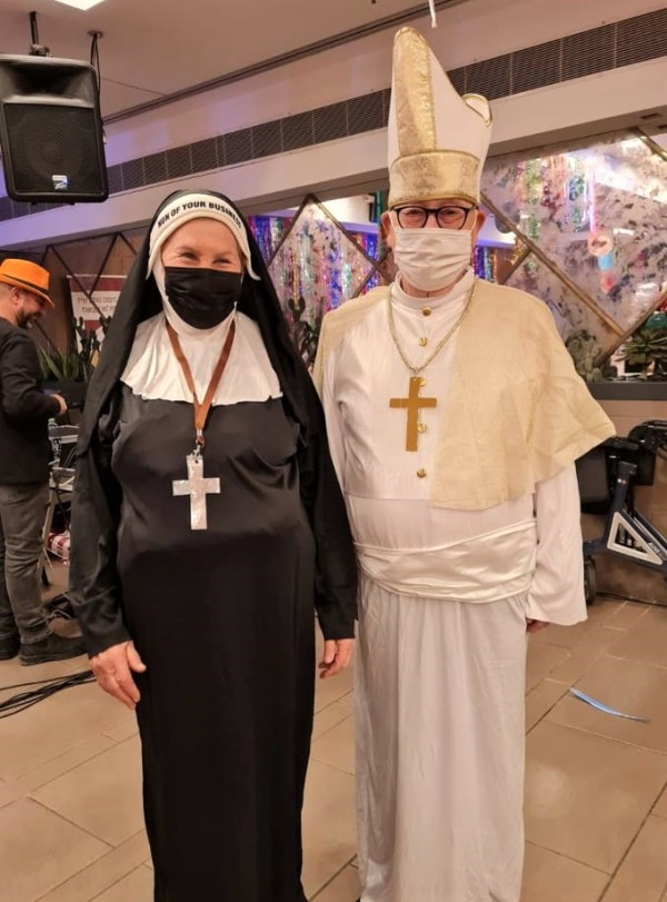זוג הדיירים שהתחפש לנזירה ולאפיפיור
