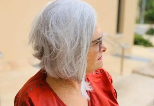 אישה מבוגרת מביטה הצידה