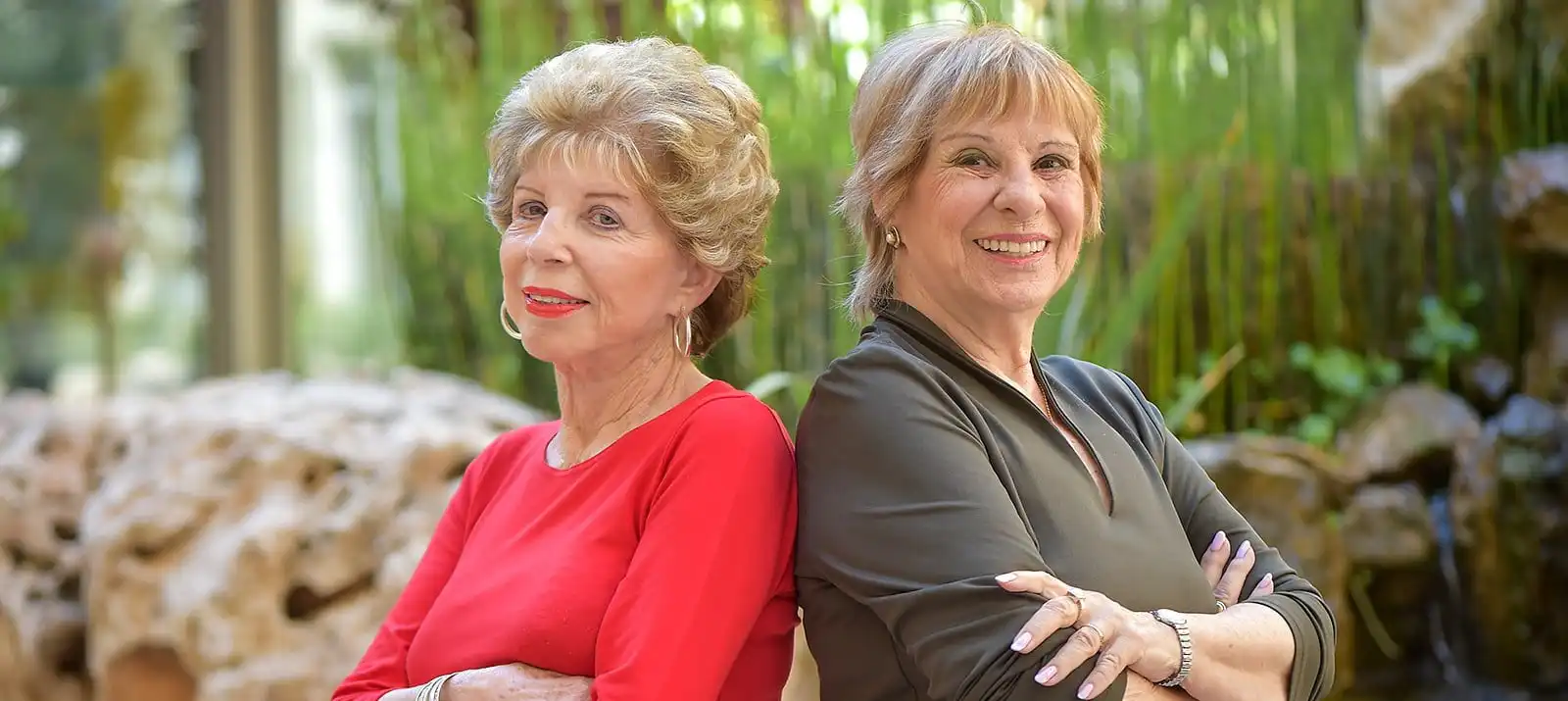 שתי דיירות בחצר אחוזת בית הכרם