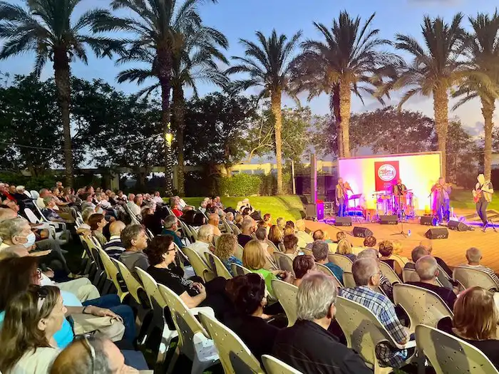 כתבת מגזין -מעבר לדיור מוגן: המועדון שנותן ביטחון