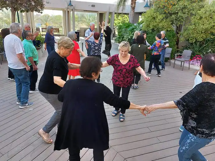 כתבת מגזין -מעבר לדיור מוגן: המועדון שנותן ביטחון