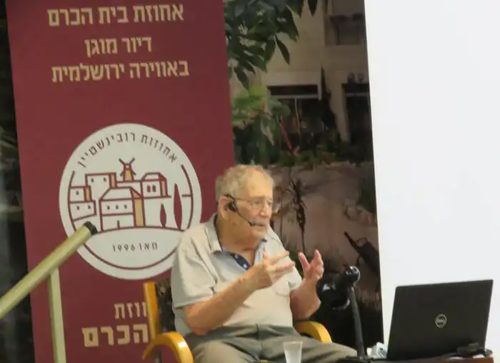 פרופ' יהודה באואר בהרצאה