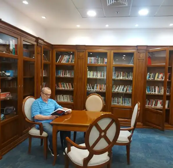 צבי דרוקר, דייר אחוזת צהלה, בספריית האחוזה