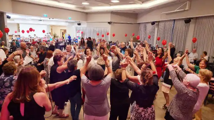 דיירי אחוזות רובינשטיין רוקדים 