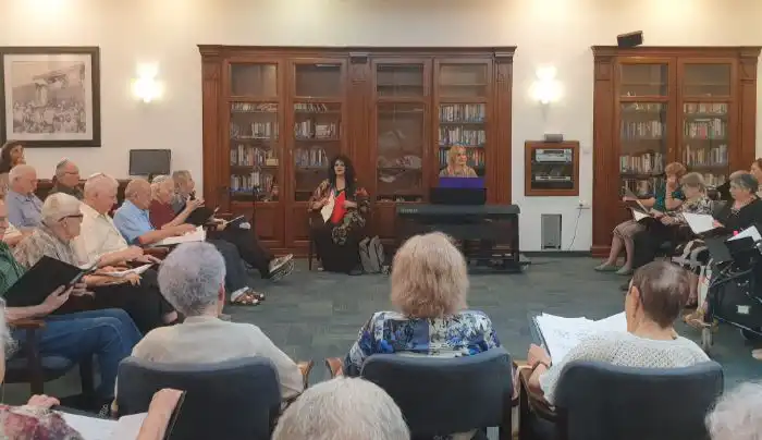 דפנה ארמוני שרה עם מקהלת בית הכרם