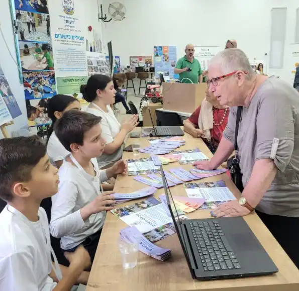 דור הטיקטוק והאינסטגרם עם דיירי אחוזת ראשונים