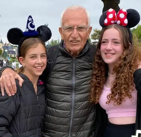 סבא ונכדות - טיול רב דורי בלתי נשכח