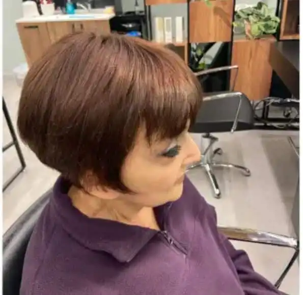 אישה במספרה