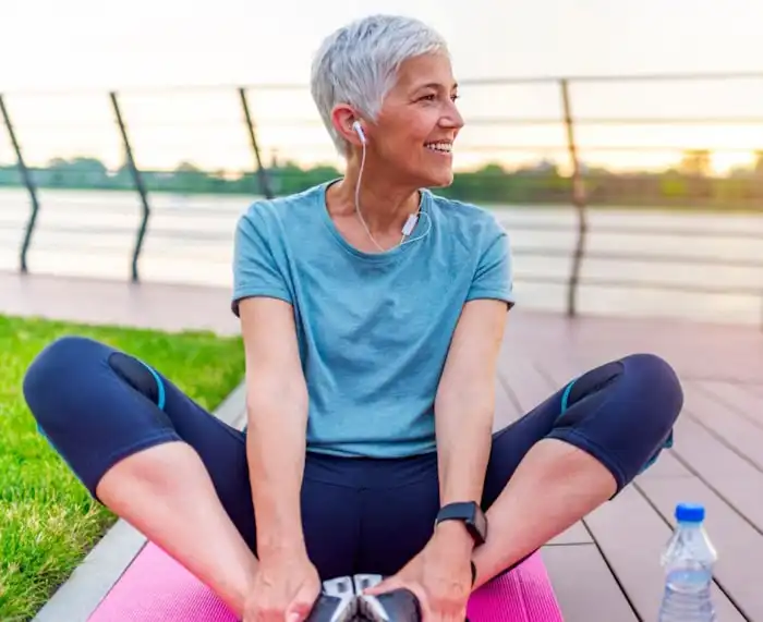 אישה עושה יוגה