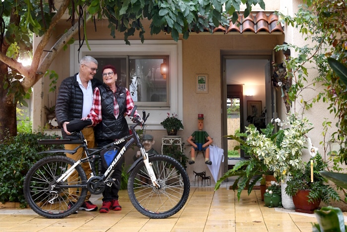 זוג עם אופניים בכניסה לבית באחוזת פולג
