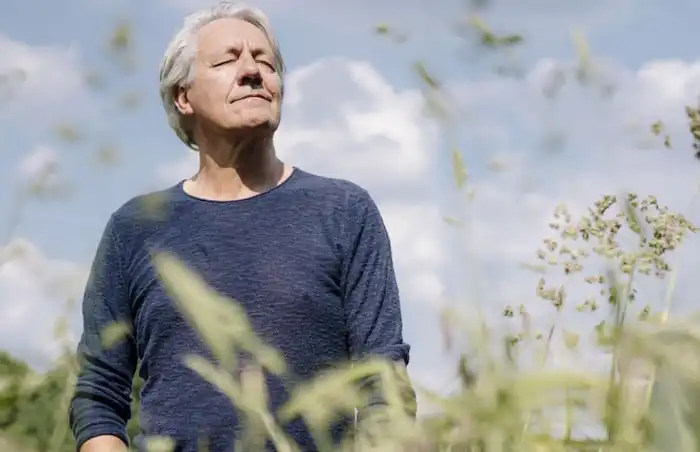 איש מבוגר בשדה הפתוח