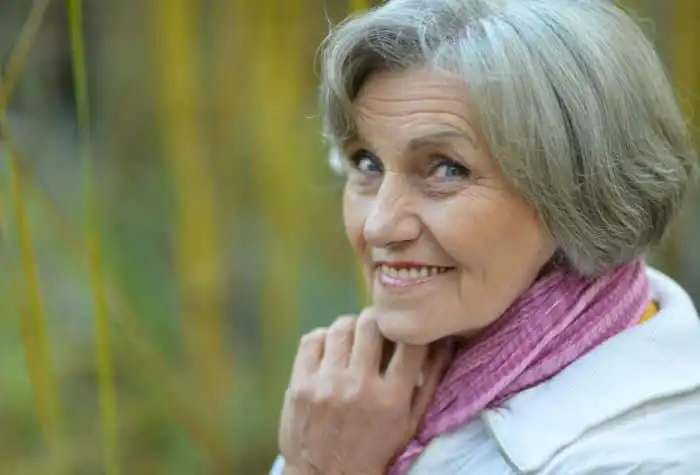 אישה מבוגרת מסתכלת למעלה