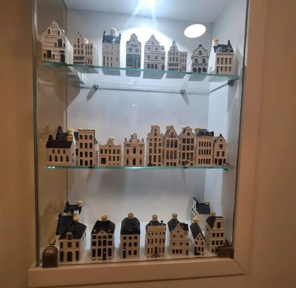 ויטרינה בכניסה לדירה באחוזת צהלה - כתבה בוואלה