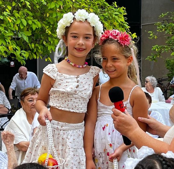 שתי ילדות ממפגש בין-דורי לרגל חג שבועות באחוזת ראשונים