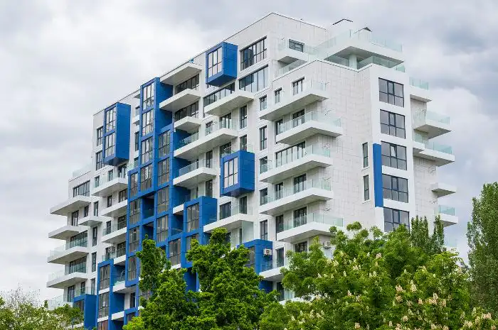 בניין דיור לגיל השלישי בצבעי כחול לבן על רקע שמיים