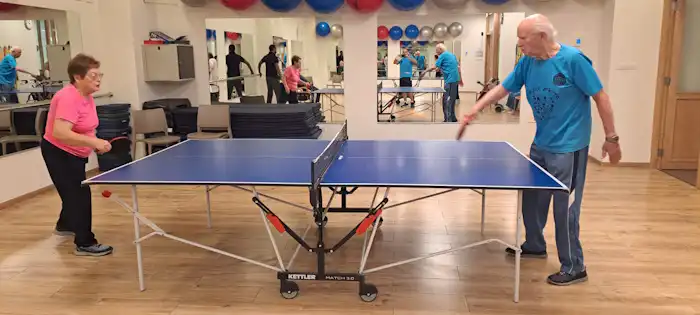 דיירים משחקים פינג פונג באחוזת צהלה