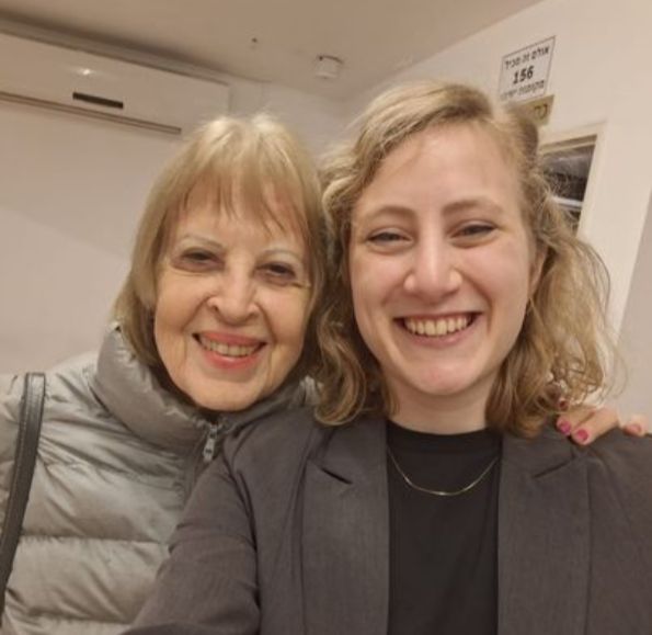 שתי דיירות של אחוזת צהלה