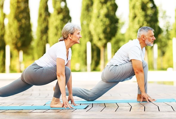 זוג מבוגר עושה יוגה