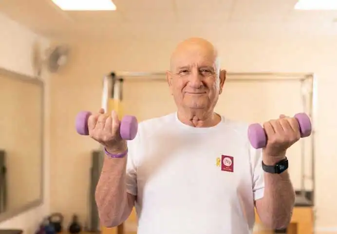 איש מבוגר מרים משקולות